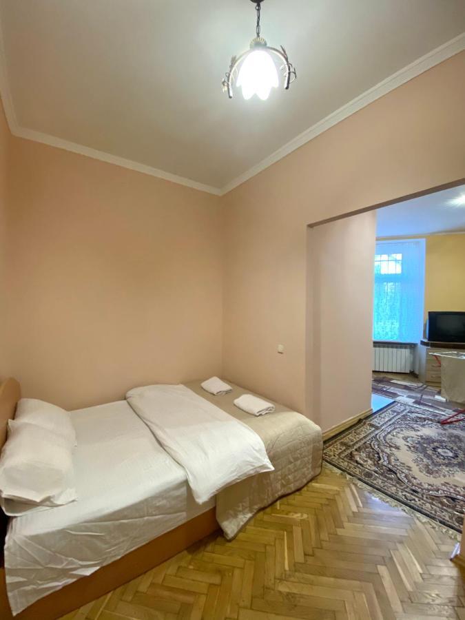 Apartment on Zaliznychna street Lwów Zewnętrze zdjęcie