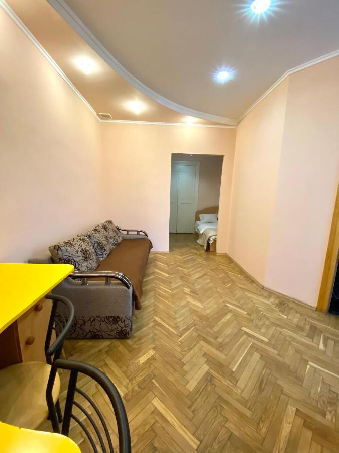 Apartment on Zaliznychna street Lwów Zewnętrze zdjęcie