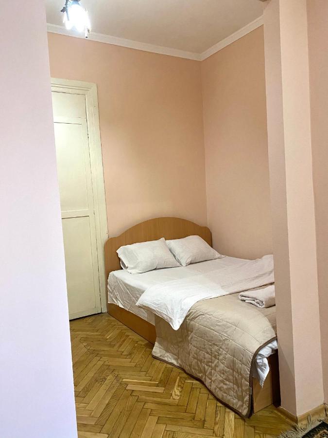 Apartment on Zaliznychna street Lwów Zewnętrze zdjęcie