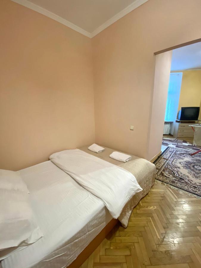 Apartment on Zaliznychna street Lwów Zewnętrze zdjęcie